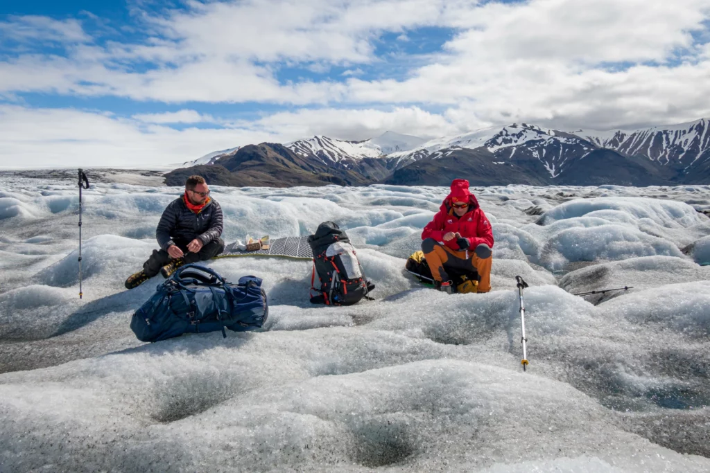 Hikers taka a lunch break while corossing the Skeiðarárjökull glacier.